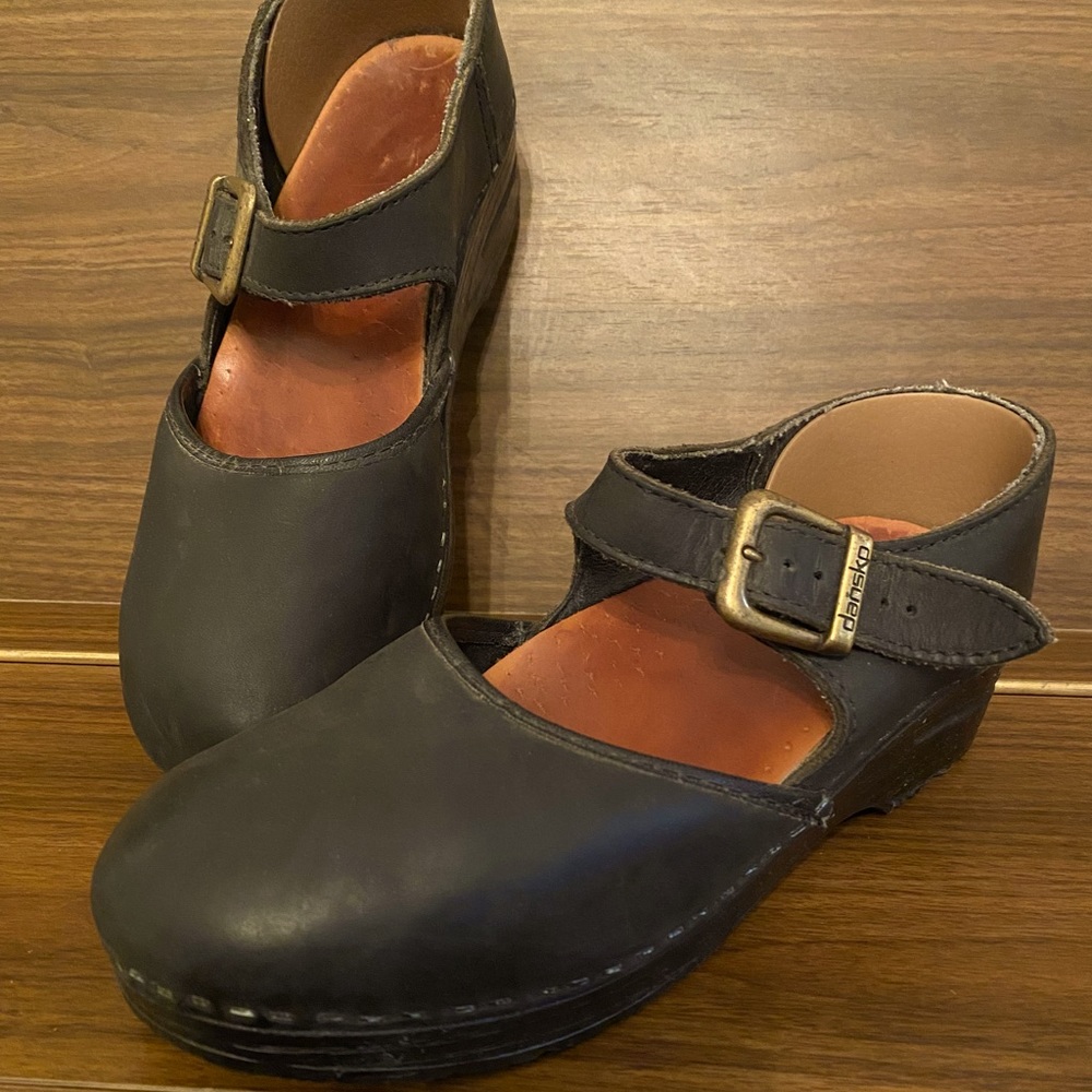 Women’s Dansko Sanita Black Leather Brass Buckle Clogs 7